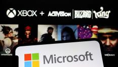 Los logotipos de Microsoft y Activision Blizzard, dispuestos en unas pantallas.