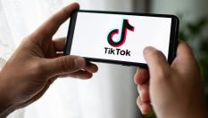 Móvil con la aplicación de TikTok