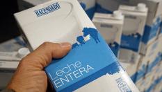 Un cartón de leche entera de la marca Hacendado, de Mercadona.