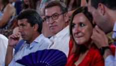 Alberto Núñez Feijóo, candidato a la presidencia del PP, junto al recién investido presidente de la Comunidad Valenciana, Carlos Mazón.