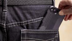 Persona robando un móvil