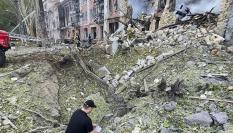 Un policía investiga una de las explosiones registradas en Odesa en el último bombardeo de Rusia.