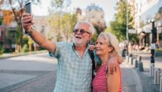 Personas mayores durante un viaje