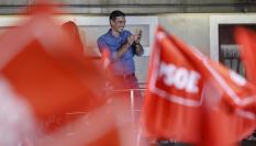 El presidente del Gobierno y líder del PSOE, Pedro Sánchez, saluda a los militantes y simpatizantes socialistas que han acudido a la sede del PSOE, durante el seguimiento de la noche electoral de los comicios generales de este domingo en España.
