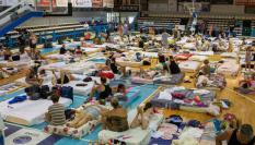 Evacuados en la isla de Rodas se disponen a dormir en el pabellón de Venetokleio