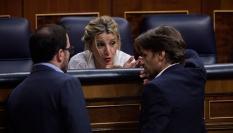 Jaume Asens y Yolanda Díaz conversan (junto con Alberto Garzón) en el Congreso