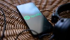 La aplicación de Spotify se abre en un smartphone.