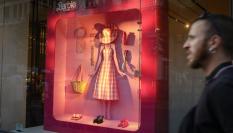 El escaparate de Zara, en la Gran Vía de Madrid, con un modelo de la colección Barbie.