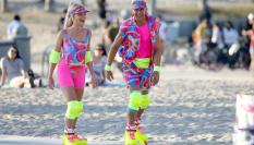 Los actores Margot Robbie y Ryan Gosling, en un momento del rodaje de 'Barbie'.