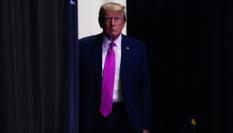 Donald Trump se dirige al escenario en un acto de 2022.