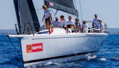 Felipe VI, con su equipo a bordo del Aifos