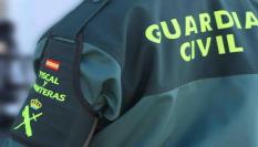 Un agente de la Guardia Civil, en acción.