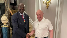 Yevgeni Prigozhin estrecha la mano con el supuesto integrante de la delegación de República Centroafricana