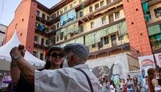 Dos personas bailan durante las fiestas de San Lorenzo en Madrid en agosto de 2022.