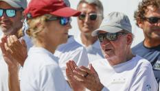 El rey emérito Juan Carlos I aplaude a la infanta Elena durante la entrega de premios en el Club Náutico de Saxenxo.
