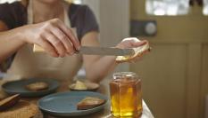 La miel cura la tos y los síntomas del resfriado mejor que los antibióticos