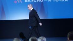 El líder ruso, Vladimir Putin, camina sin mover el brazo derecho durante un evento en abril de 2022 en Moscú.