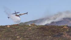 Labores de extinción de un incendio en La Línea de la Concepción (Cádiz)