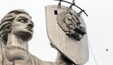 Retirada de simbología soviética de la estatua de la Madre Patria, en Kiev.