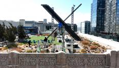 Un grupo de operarios trabaja en el montaje del gran cartel del nuevo logotipo de Twitter.