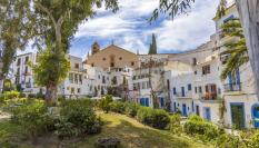 Viviendas con vistas a una de las plazas de Ibiza.