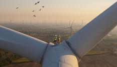 Dos técnicos sobre un aerogenerador, en una imagen de archivo.