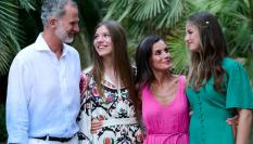 Felipe, Letizia y sus hijas, Leonor y Sofía, en los jardines de Alfabia el pasado lunes.