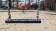 Imagen de archivo de un columpio en un parque.