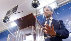 Jaume Asens mirando un papel.