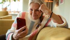 Mujer mirando su teléfono móvil