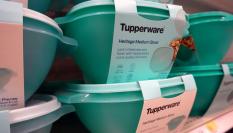 Recipientes de la marca Tupperware en las estanterías de un supermercado de EEUU.