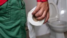 Un hombre se dispone a hacer uso del inodoro, en una imagen de archivo.