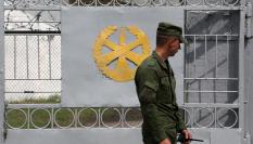 Un soldado bielorruso vigila uno de los campamentos en los que se cree que cobijan a miles de mercenarios rusos del Grupo Wagner, tras la amenaza contra el Kremlin.