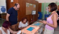 Una mujer vota en un colegio electoral de L'hospitalet de Llobregat en las elecciones generales del 23J.