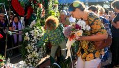 Familiares y amigos de Ramón Lobo recogen flores antes del recorrido de despedida por el cementerio de la Almudena
