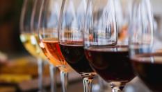 Imagen de archivo de copas de vino.