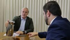 Jorge Azcón le ofrece una bebida a Alejandro Nolasco en una de sus reuniones