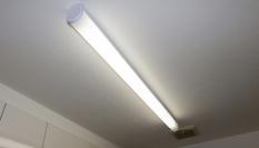 Lámpara fluorescente instalada en una cocina.