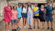 Posado de la reina, sus hijas y miembros de la Granja Escola Jovent