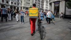 Un repartidor de Glovo cumple con un servido en Madrid.