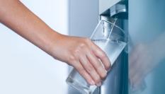 Mujer llenando un vaso de agua