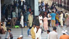 Foto de archivo de pasajeros en una estación de Pakistan.