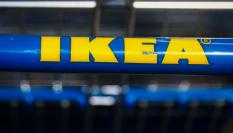 Imagen de archivo del logotipo de Ikea en uno de sus carritos.