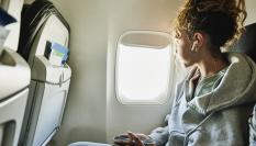 Imagen de archivo de una mujer en un avión.