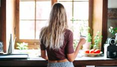 Imagen de archivo de una chica en una cocina.