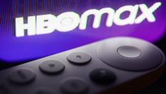 Un mando a distancia ante el logo de la plataforma HBO Max.