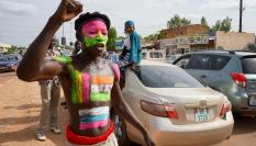 Un simpatizante de los golpistas, pintado con las banderas de Níger y Rusia durante un mitin en Niamey.