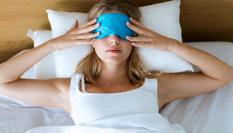 Usar un antifaz de gel frío para aliviar el calor es una opción efectiva.