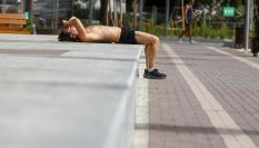 Un deportista se toma un descanso en un parque de Madrid este miércoles.