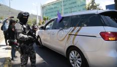El cuerpo del candidato presidencial Fernando Villavicencio es trasladado a una funeraria en Quito